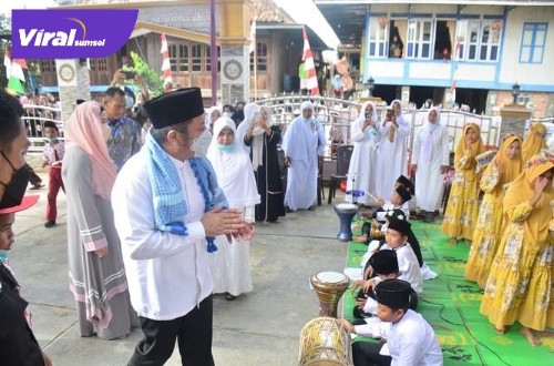 Gubernur Sumsel H Herman Deru berkesempatan menghadiri pengajian FORSAP di Desa Sungai Rotan Kecamatan sungai Rotan Muara Enim, Minggu (28/8/2022) siang. Foto : viralsumsel.com/win