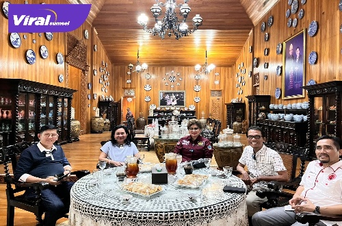 viralsumsel.com, PALEMBANG - Penyanyi pol legend Maya Rumantir bincang santai dengan Ketua Pimda PKN Sumsel, Hj Lucianty dan Ketua Dewan Penasehan PKN Sumsel H M Albahori di Kedai Tiga Nyona, Senin (29/8/2022) siang. Foto : viralsumsel.com/ion