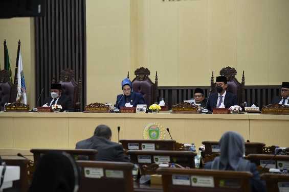Ketua DPRD Prov. Sumsel; Hj. R.A. Anita Noeringhati, SH, MH, didampingi Wakil Ketua DPRD; H. Muchendi M, SE, dihadiri Gubernur Sumsel; H. Herman Deru, alam Rapat Paripurna LV (55), Kamis (22/9/2022). Foto : viralsumsel.com/ion
