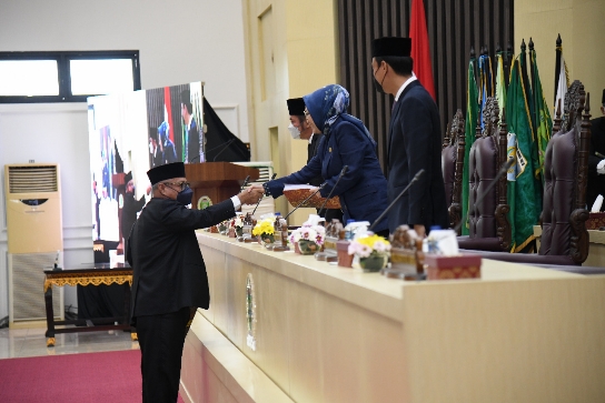 Dr. Ir. H. Syamsul Bahri, MM menyerahkan laporan pembahasan Raperda Perubahan APBD TA 2022 dalam Rapat Paripurna LV (55), Kamis  (22/9/2022). Foto : viralsumsel.com/ion
