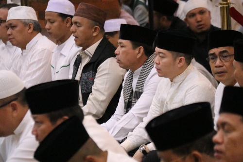 Ketua DPRD Zainal Abidin Dan Wakil Ketua DPRD Kota Palembang Adzanu Getar Nusantara Saat Mendengar Tausiyah Ustadz Abdul Somad Di Masjid Sopiah, Gandus Kota Palembang. Foto : Nto
