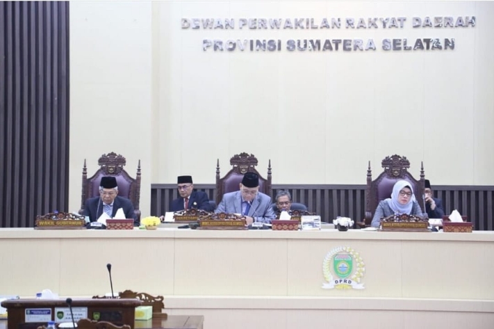 Wakil Ketua DPRD Prov. Sumsel; H.M. Giri Ramanda N Kiemas, SE, MM didampingi oleh Kartika Sandra Desi, SH dihadiri oleh Wakil Gubernur Sumsel Ir. H. Mawardi Yahya Pada Rapat Paripurna LVI (56) Bertempat diruang Aula Lantai 3 DPRD Prov.Sumsel, Kamis (29/9/2022). Foto : viralsumsel.com