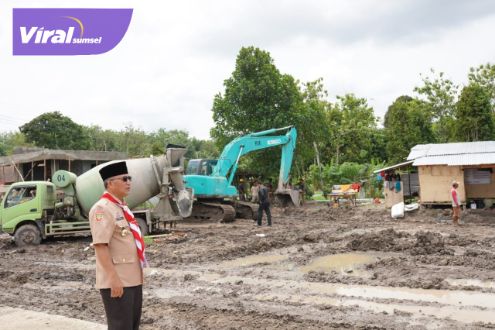 Pj Bupati Muba H Apriyadi saat meninjau progres pembangunan Asramamako Brimob di Kecamatan Sekayu, Selasa (30/8/2022). Foto : viralsumsel.com/dev