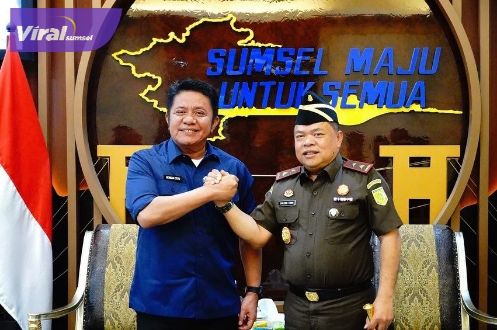 Gubernur Sumsel H  Herman Deru ketika menerima anjangsana Kepala Kejaksaan  Tinggi (Kajati)  Sumsel yang baru, Sarjono Turin, SH., MH diruang tamunya, Selasa  (30/8/2022) siang.  Foto : viralsumsel.com/win Gubernur Sumsel H Herman Deru ketika menerima anjangsana Kepala Kejaksaan  Tinggi (Kajati)  Sumsel yang baru, Sarjono Turin, SH., MH diruang tamunya, Selasa  (30/8/2022) siang. Foto : viralsumsel.com/win