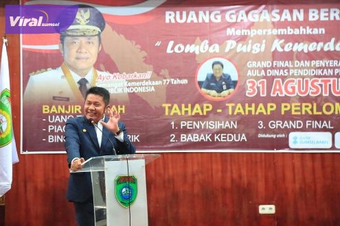 Gubernur Sumsel H Herman Deru menghadiri grand final sayembara baca puisi  kemerdekaan yang diselenggarakan oleh Ruang Gagasan Bersama (RGB) di  Dinas Pendidikan (Diknas) Sumsel, Rabu (31/8/2022). Foto : viralsumsel.com/win
