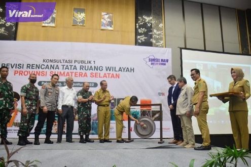 Sekretaris Daerah Sumsel  Ir. S.A. Supriono buka rapat  Konsultasi Publik ke-I  RTRW 2016-2036 Tahun 2022 di Ballroom Hotel Santika Premiere Bandara Palembang, Selasa (30/8/2022).  Foto : viralsumsel.com/win Sekretaris Daerah Sumsel  Ir. S.A. Supriono buka rapat  Konsultasi Publik ke-I  RTRW 2016-2036 Tahun 2022 di Ballroom Hotel Santika Premiere Bandara Palembang, Selasa (30/8/2022). Foto : viralsumsel.com/win