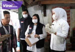 Wawako Palembang, Fitrianti Agustinda bersama BBPOM saat sidak di Pasar 10 Ulu Palembang, Jumat 2 September 2022. Foto : viralsumsel.com/nto