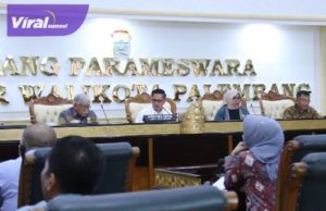 Sekda Palembang Ratu Dewa pimpin rapat persiapan kegiatan Roadshow Bus KPK yang bertemakan "Jelajahi Negeri Bangun Antikorupsi". Jumat (2/9/2022). Foto : viralsumsel.com/nto