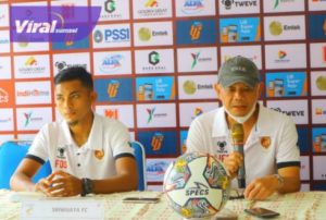 Pelatih Kepala Sriwijaya FC, Liestiadi dalam sesi pre match press conference jelang hadapi Semen Padang FC di Stadion Atletik JSC, Minggu (4/9/2022). Foto : viralsumsel.com/ion