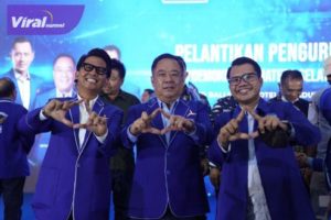 Ketua DPD Partai Demokrat Sumsel Cik Ujang bersama Sekretaris DPC Partai Demokrat OI Taufik Artama dan Ketua DPC Partai Demokrat OI Handry Praatama Putra. Foto : viralsumsel.com/ion
