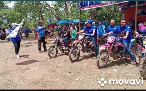  Ir. Holda, MSi.  Anggota DPRD Provinsi Sumatera Selatan, yang juga Bendahara DPD Partai Demokrat Provinsi Sumatera Selatan didampingi Herman Rusul Yunus, SE. M.Si. Ketua Fraksi Partai  PARTAI DEMOKRAT DPRD Empat Lawang buka Kejuaraan Motor Cross AHY Cup di DPAC Demokrat Ulu Musi, Minggu (4/9/2022). Foto : viralsumsel.com/ion