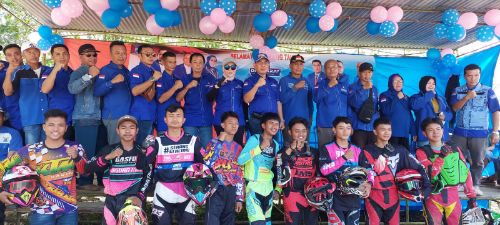 Para pemenang dan panitia Kejuaraan Motor Cross Ketua Umum DPP Partai Demokrat AHY Cup  di DPAC Demokrat Ulu Musi, Minggu (4/9/2022). Foto : viralsumsel.com/ion