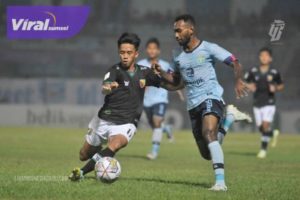 Pertandingan antara Persekan dan Persela. Foto : lib