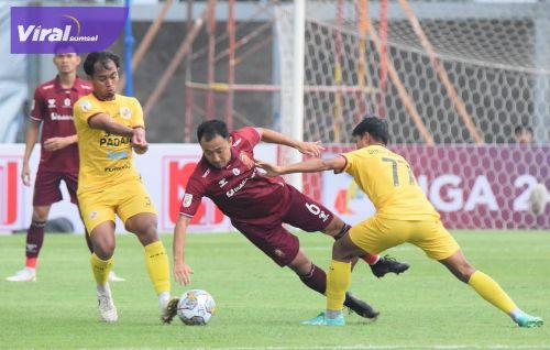 Yu Hyun Koo gelandang Sriwijaya FC duet dengan pemain Semen Padang pada laga pekan kedua Liga 2 2022/2023. Foto : viralsumsel.com/windi