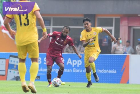 Geldandang Sriwijaya FC M Nur Iskandar kuasai bola dari rebutan pemain Semen Padang FC. Foto : viralsumsel.com/windi