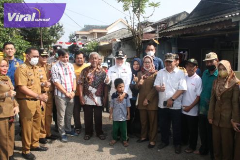 Wakil Walikota Palembang Fitrianti Agustinda saat kunjungi perumahan di jalan Lakitan Raya No. 04 RT 39 Kelurahan Sialang Kecamatan Sako Palembang, Selasa (6/9/2022). Foto : viralsumsel.com/nto
