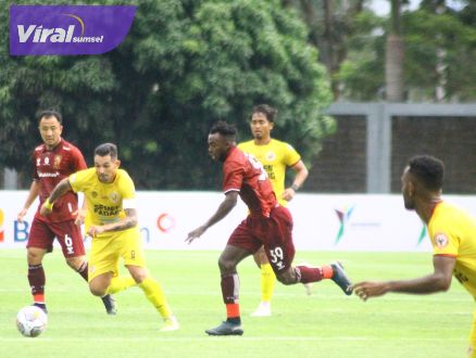 Penyerang tengah Sriwijaya FC, Guy Junior beredu cepat dengan penyerang Semen Padang FC, Silvio Escobar. Foto : viralsumsel.com/windi