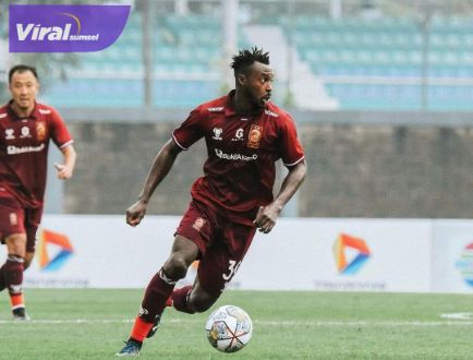 Guy Junior penyerang Sriwijaya FC saat beraksi melawan Semen Padang FC. Foto : viralsumsel.com/windi