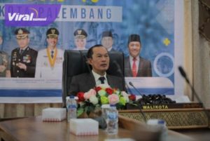 Walikota Palembang, H. Harnojoyo saat mengikuti Vidcon dalam rapat kebijakan pengendalian inflasi di Rumah Dinas Walikota, Jalan Tasik Palembang, Senin (5/9/2022). Foto : viralsumsel.com/nto
