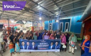 DPC Partai Demokrat Kabupaten Ogan Ilir saat menyalurkan bantuan sembako pada warga Desa Teluk Kecapi, Kecamatan Pemulutan, Selasa (6/9/2022). Foto : viralsumsel.com/ion