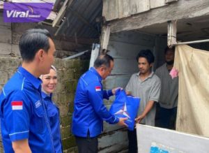 Ketua DPD Partai Demokrat Sumsel Cik Ujang S.H, Sekretaris DPD Demokrat Sumsel H. Muchendi Mahzareki, S.E, Bendaraha DPD Demokrat Sumsel Ir. Holda Herman M.Si, dan jajaran pengurus Partai Demokrat Sumsel lainya menyalurkan bantuan sembako pada warga. Foto : viralsumsel.com