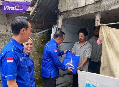 Ketua DPD Partai Demokrat Sumsel Cik Ujang S.H, Sekretaris DPD Demokrat Sumsel H. Muchendi Mahzareki, S.E, Bendaraha DPD Demokrat Sumsel Ir. Holda Herman M.Si, dan jajaran pengurus Partai Demokrat Sumsel lainya menyalurkan bantuan sembako pada warga. Foto : viralsumsel.com