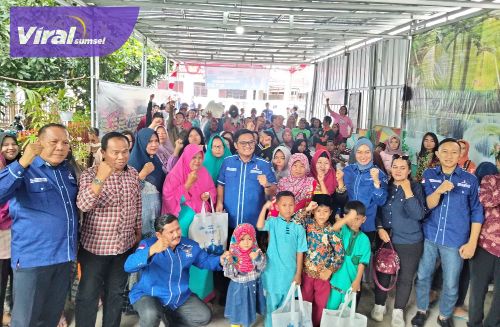 Ketua DPC Partai Demokrat Kabupaten OKU Timur, Azmi Shofix, saat membagikan sembako di Jl. Merdeka, No 068, Kebon Jati Barat, RT /RW :004/004, Kelurahan Paku Sengkunyit, OKU Timur, Kamis (8/9/2022). Foto : viralsumsel.com/ion