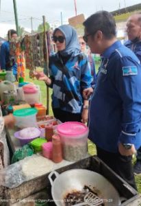 Ketua DPC Partai Demokrat Kabupaten OKU Timur, Azmi Shofix SR, S.IP didampingi isteri dan sejumlah jajaran pengurus Demokrat Kabupaten OKU Timur berkeliling, meninjau stand UMKM. Foto : viralsumsel.com/ion
