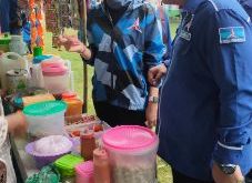 Ketua DPC Partai Demokrat Kabupaten OKU Timur, Azmi Shofix SR, S.IP didampingi isteri dan sejumlah jajaran pengurus Demokrat Kabupaten OKU Timur berkeliling, meninjau stand UMKM. Foto : viralsumsel.com/ion