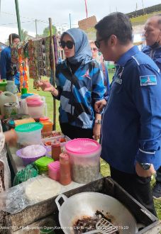 Ketua DPC Partai Demokrat Kabupaten OKU Timur, Azmi Shofix SR, S.IP didampingi isteri dan sejumlah jajaran pengurus Demokrat Kabupaten OKU Timur berkeliling, meninjau stand UMKM. Foto : viralsumsel.com/ion