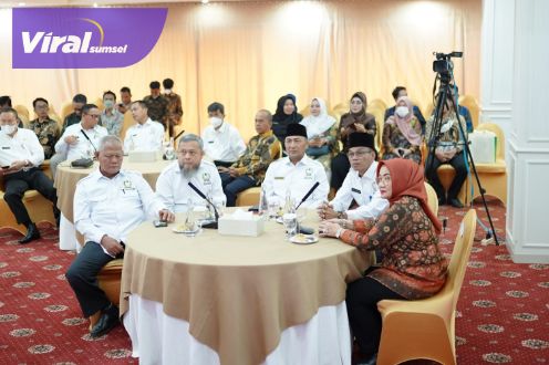 Pj Bupati Muba Drs H Apriyadi mengikuti Rapat Koordinasi Nasional Terkait Penguatan Pembinaan, Pengawasan dan Pengelolaan BUMD Melalui STRANAS PK Secara Virtual, Kamis (8/9/2022) di Ruang Rapat Guest House Griya Bumi Serasan Sekate. Foto : viralsumsel.com/dev