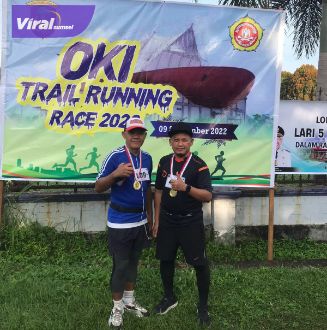 Salah satu peserta lomba, Adi Yanto saat finis Trail Running Race di Halaman Gedung Olahraga Perahu Kajang, Kayuagung Jum'at (9/9/2022) pagi. Foto : viralsumsel.com/fir