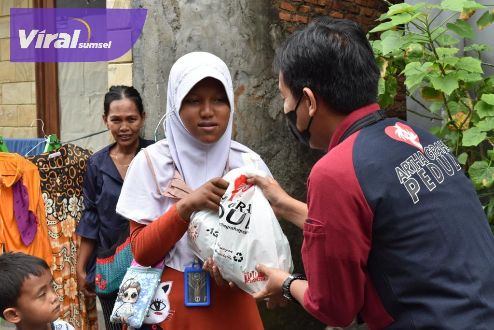 Artha Graha Peduli bersama Bank Artha Graha Internasional salurkan Bantuan Langsung Tunai (BLT) kepada karyawan dan bantuan sembako ke masyarakat tidak mampu. Foto : viralsumsel.com/jmsi