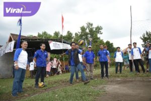 Ketua DPC Partai Demokrat Kabupaten OI, H Handry Pratama Putra S.E. Turut mendampingi Sekretaris DPC Partai Demokrat Kabupaten OI, Taufik Artama S.E, buka tarkam bola voli AHY Cup di Lapangan Bola Voli Tanjung Batu, Kabupaten Ogan Ilir, Jumat (9/9/2022) siang. Foto : viralsumsel.com/ion