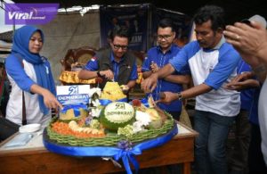 Ketua DPC Partai Demokrat OI, H Handry Pratarama Putra S.E potong tumpeng HUT Partai Demokrat ke-21 Tahuh, Jumat 9 September 2022. Foto : viralsumsel.com/ion