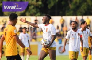 Penyerang Sriwijaya FC Guy Junior saat pertandinga melawan PSDS Deli Serdang dalam laga pekan ketiga Grup Barat Liga 2 2022/2023. Foto : ig sfc