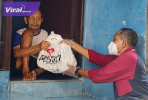 Kelompok usaha Artha Graha Group yang memberikan Bantuan Langsung Tunai (BLT) kepada ribuan karyawan dan masyarakat yang berada di dekat unit usahanya. Foto : viralsumsel.com/jmsi