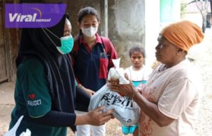 Perwakilan PT Samudera Indonesia Sejahtera (SIS) dan PT Bank Artha Graha Internasional, Tbk membagi sembako gratis kepada masyarakat kurang mampu khususnya kaum duafa, lansia, penyandang distabilitas dan yatim piatu di Kota Tual, Prov. Maluku, Selasa, 13 September 2022. Foto : viralsumsel.com/jmsi