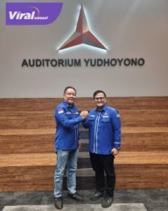 Ketua DPC Partai Demokrat Kabupaten OKU Timur Azmi Shofix bersama Ketua DPD Partai Demokrat Sumsel Cik Ujang. Foto : viralsumsel.com/ion