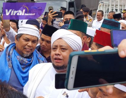 Habib Mahdi Shahab perwakilan massa aksi memberi keterangan pada awak media di Bundaran Air Mancur, Palembang, Jumat (16/9/2022) siang. Foto : viralsumsel.com/nto