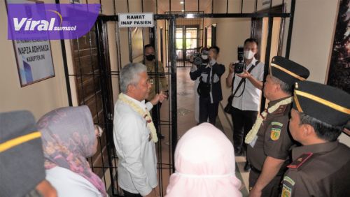 Bupati OKI Iskandar SE dampingi Gubernur Sumsel H Herman Deru dan Kepala Kejaksaan Tinggi Sumsel saat peresmian rumah rehabilitasi narkoba di Kawasan Wisata Teluk Gelam, Kamis, (15/9/2022). Foto : viralsumsel.com/fir