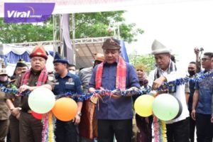 Bupati OKI Iskandar SE dampingi Gubernur Sumsel H Herman Deru buka festival seni budaya pelajar SMK tahun 2022 di Taman Segitiga Emas, Kayuagung, Kabupaten OKI, Kamis, (15/9/2022). Foto : viralsumsel.com/fir
