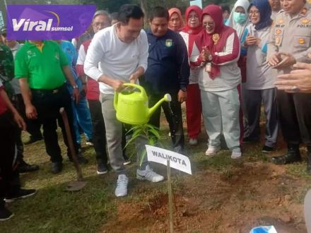 Walikota Prabumulih H Ridho Yahya dalam acara penanaman 1.000 pohon manga di Desa Kemang Tanduk, Jumat (16/9/2022). Foto : viralsumsel.com/mal