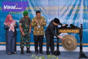 Pj Bupati Muba Apriyadi saat pembukaan Rapat Koordinasi Daerah Registrasi Sosial Ekonomi (REGSOSEK) Kabupaten Muba Tahun 2022 bertempat di Hotel Grand Ranggonang Sekayu, Senin (19/9/2022). Foto : viralsumsel.com/dev