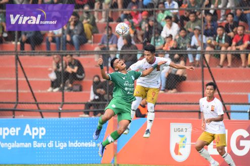 Potret pertandingan Sriwijaya FC (jersey putih, kuning) melawan PSMS Medan pada pekan keempat Babak 1 Grup Barat, Liga 2 2022/2023 di Stadion Teladan, Medan, Sumatera Utara (Sumut), Minggu (18/9/2022) sore. Foto : ig sfc