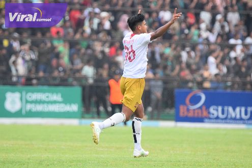 Bek Sriwijaya FC M Azis Hutagalung selebrasi usai berhasil menjebol gawang PSMS memanfaatkan tendangan sudut di Stadion Teladan, Medan, Minggu (18/9/2022). Foto : mo sfc