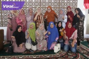 Penjabat Ketua Tim Penggerak PKK Kabupaten Musi Banyuasin Hj Asna Aini Apriyadi menggelar silaturahmi dengan ibu-ibu pedagang pasar, di Pendopoan Griya Bumi Serasan Sekate, Senin (19/9/2022). Foto : viralsumsel.com/dev