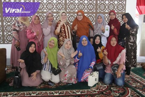 Penjabat Ketua Tim Penggerak PKK Kabupaten Musi Banyuasin Hj Asna Aini Apriyadi menggelar silaturahmi dengan ibu-ibu pedagang pasar, di Pendopoan Griya Bumi Serasan Sekate, Senin (19/9/2022). Foto : viralsumsel.com/dev