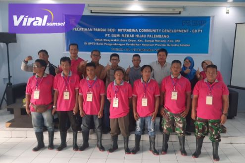 Peserta pelatihan pandai besi diselenggarakan oleh PT Bumi Mekar Hijau di UPTD Balai Bangdikjur Provinsi Sumatera Selatan, Selasa (20/9/2022). Foto : viralsumsel.com/fir
