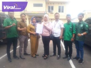 Kuasa Hukum Korban menunjukkan surat laporan usai melapor ke SPKT Polres Muba. Foto : ist